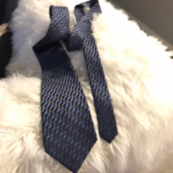 237.  Van Heusen Necktie - Picture 5 of 6